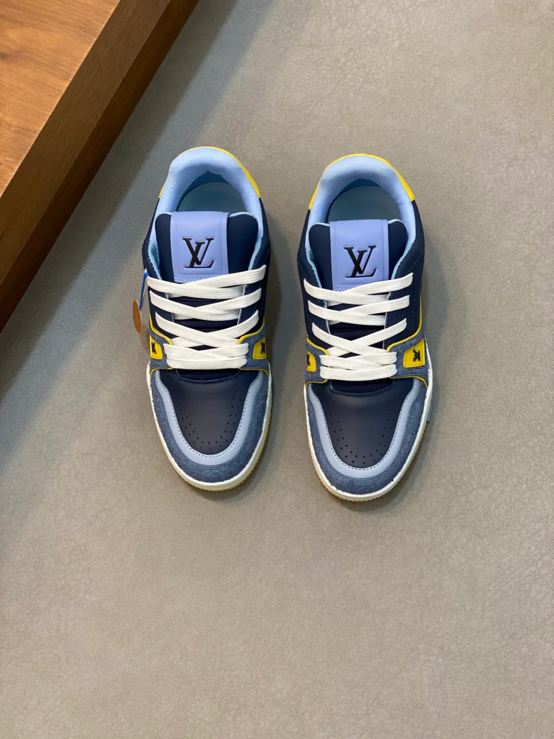 Men's men's shoes 💰820 Lujia New Color Men's 🧍‍♂️trainer sneakers, this LV Trainer sneaker is made of soft grained calfskin, showing pure tones, the #54 logo on the back traces the brand's birth in 1854, the designer's handwritten brand logo embellishes one side, designed by Virgil Abloh himself, a very commemorative sneaker, the new LV Louis Vuitton louis vuitton trainer sneaker low casual sports culture versatile basketball sneakers Size: 35-46 (customized for women 40, men 46)
